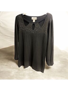 Oliver by escio - Elegant Jet Black with Gold Accents and Cutouts